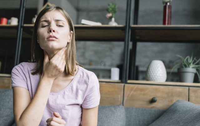 Skąd bierze się ból gardła i jak sobie z nim radzić?