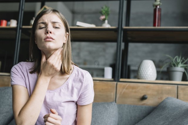 Skąd bierze się ból gardła i jak sobie z nim radzić?