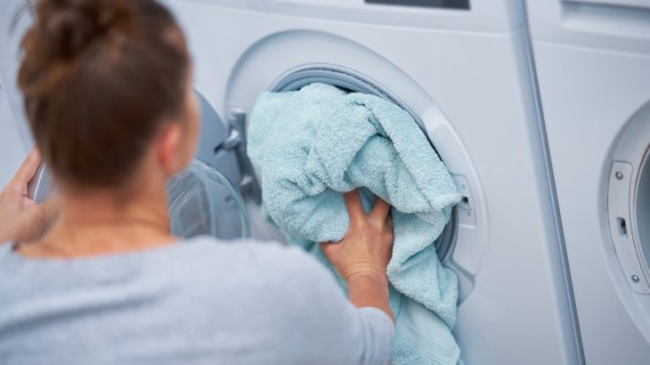 Dlaczego ręczniki po praniu są szorstkie i śmierdzą?