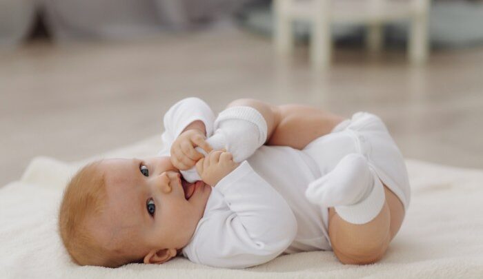 Poradnik rozwoju niemowlaka – co powinieneś wiedzieć jako rodzic.