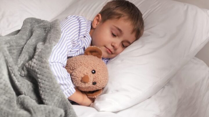 Ile snu potrzebują dzieci – aktualne rekomendacje specjalistów medycznych