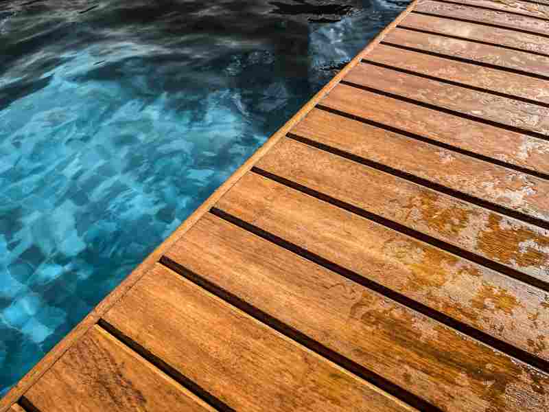 Hybryda wypoczynku i natury – Jak połączyć oczko wodne z basenem w ogrodzie