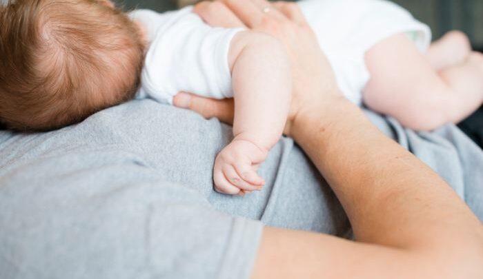 Czy bezpieczne jest układanie niemowlęcia do snu na brzuchu