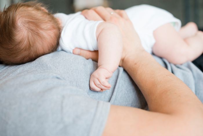 Czy bezpieczne jest układanie niemowlęcia do snu na brzuchu